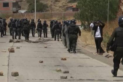 Tras gasificación, policías logran desbloquear la ruta a Santiváñez y arrestan a una persona