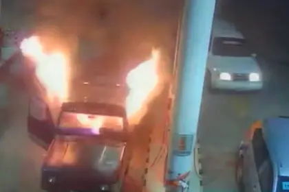 Video: Así fue la explosión que se produjo en un vehículo tras cargar gas en un surtidor