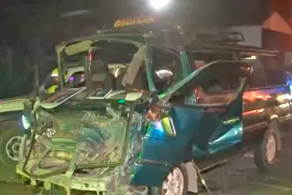 Conductor queda atrapado entre los fierros tras impactar con su minibús contra la parte trasera de una cisterna 