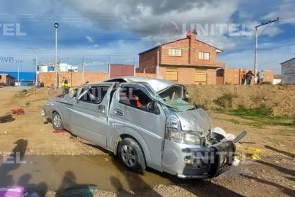 Sube a 14 la cifra de muertos por el choque entre un minibús y un camión en la carretera La Paz - Oruro