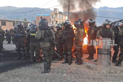 Policía desbloquea Vinto y avanza sobre la carretera que une Cochabamba con el occidente del país