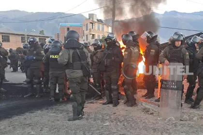 Policía desbloquea Vinto y avanza sobre la carretera que une Cochabamba con el occidente del país