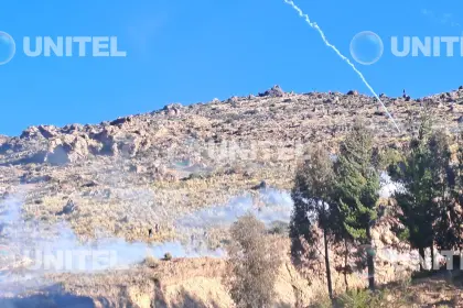 Policía gasifica en el cruce Arque durante el desbloqueo en la ruta Cochabamba - Oruro
