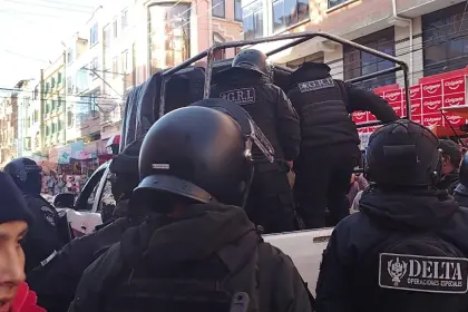 El Alto: Comerciantes denuncian que un grupo de hombres con palos y piedras causó destrozos y los obligó a cerrar tiendas