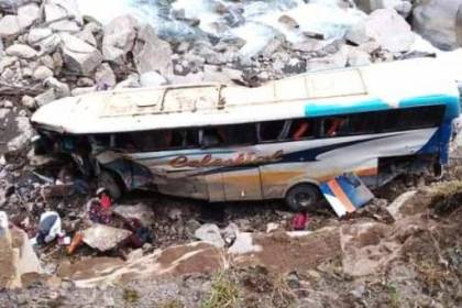 La Paz: Sube a dos el número de víctimas fatales por el embarrancamiento de un bus en Charazani 