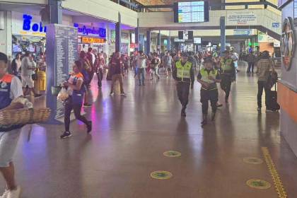 Suspenden salidas de buses y venta de pasajes en la terminal cruceña; operadores exigen la renuncia del administrador