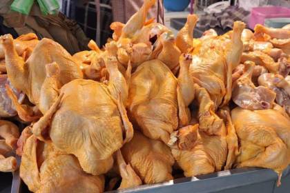 Reportan incremento en el precio del kilo de pollo en los mercados de Santa Cruz y La Paz 