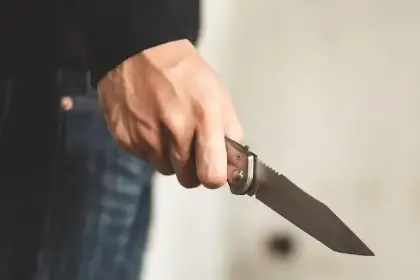 Denuncian que un hombre fue asesinado por su hijo con un cuchillo; investigan parricidio