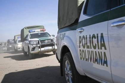 Hallan a un hombre muerto a un lado de un camino en Tarija; su pareja dice que él se lanzó de un auto cuando discutían