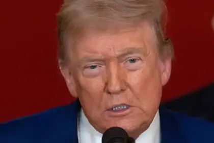 Trump asegura que EEUU tiene una “flota enorme” dirigiéndose a aguas cercanas a Irán