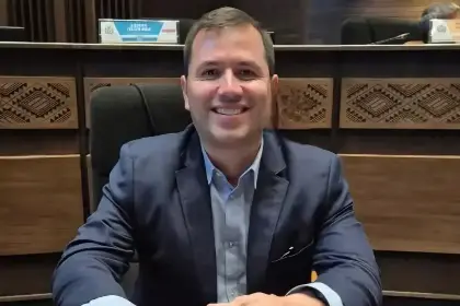 Senador denuncia que vocal que admitió amparo contra censura de Espinoza tiene una hija que trabaja en el BCB