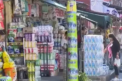 “Pago alquiler, servicios básicos y comida. No me beneficia en nada”, vendedora informal protesta ante incremento salarial