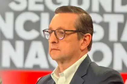 Sin acuerdo con el FMI y reformas estructurales seguirá la presión sobre el dólar, señala Óscar Ortiz