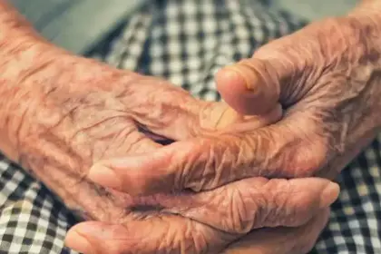 Imágenes sensibles: Ancianos sufren duras agresiones dentro de un asilo 