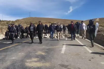 Aprehenden al alcalde de Llallagua por la muerte de policías en bloqueos, informa el Ministerio de Gobierno
