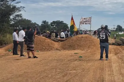 Avasallamientos en Santa Cruz son obra de “clanes organizados” vinculados a los bloqueos de San Julián, dice ministro Oviedo