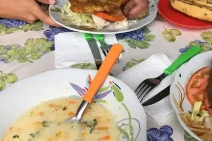 Emprendimiento en El Alto vende almuerzos a Bs 6 para apoyar a familias de escasos recursos