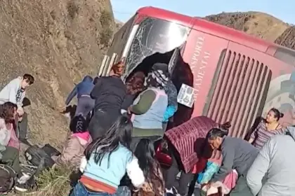 Conductor se duerme y vuelca bus en Pongo, hay heridos que fueron trasladados a Quillacollo