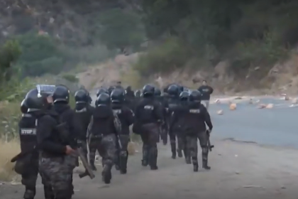 Policía comienza desbloqueo de vía que conecta Cochabamba con el occidente; movilizados lanzan piedras