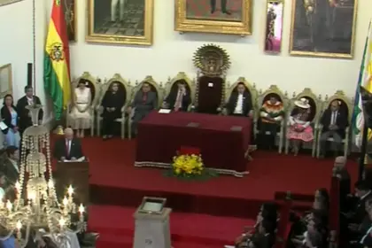 Se inicia acto de entrega de credenciales a Rodrigo Paz y Edmand Lara