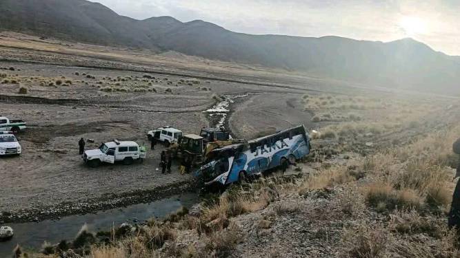 Tragedia en la ruta Potosí-Oruro: accidente de bus deja al menos dos ...