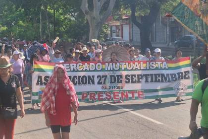 Comerciantes marchan en defensa del Mercado Mutualista y se dirigen al centro cruceño