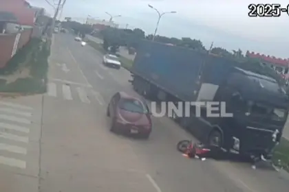 Imágenes sensibles en Santa Cruz: motociclista es arrastrado varios metros por un tráiler