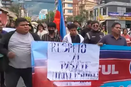 Universitarios marchan y bloquean en Cochabamba contra la subida del pasaje diferenciado