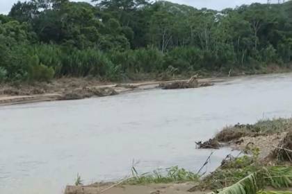 Equipos de rescate se desplazan para buscar a un hombre que cayó al río luego que su bote volcara en Chimoré