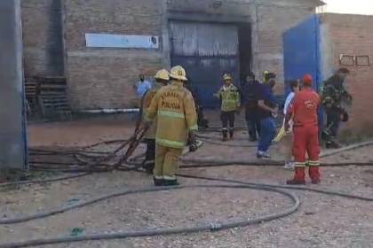 Incendio consumió dos depósitos con plásticos y tres personas reciben atención en el Parque Industrial