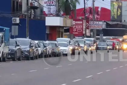 Asosur: YPFB anunció cinco millones de litros de gasolina para Santa Cruz, pero se requiere otro volumen similar para normalizar la situación