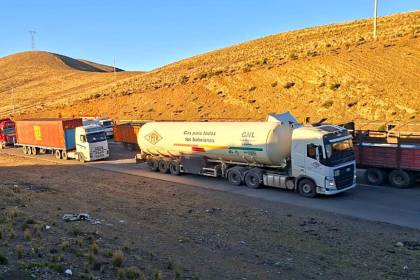Por seguridad, YPFB suspende temporalmente el envío de cisternas con gas a zonas bloqueadas