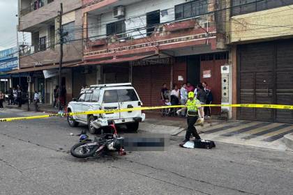 Sale a la luz video que revela cómo ocurrió el accidente en el que murió un motociclista tras ser impactado por dos vehículos