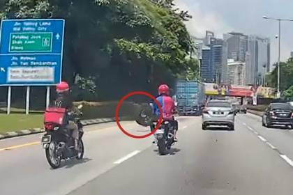 Video: Motociclista cae inconsciente en una avenida tras ser impactado violentamente por una llanta suelta