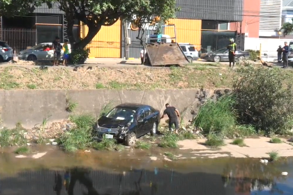 Conductor abandona su vehículo tras chocar contra un árbol y caer a un canal de drenaje