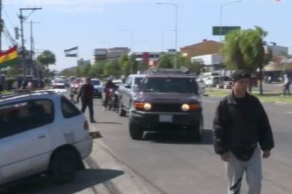 En medio de filas por combustible, transportistas tildan de “mentira” el plazo de normalización de YPFB
