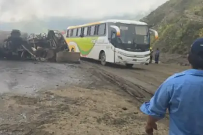 Habilitan un solo carril en El Sillar tras vuelco de una cisterna que derramó “aceite” sobre la vía