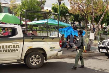 Con resguardo policial, Luis Arce sale de San Pedro rumbo a un hospital en La Paz