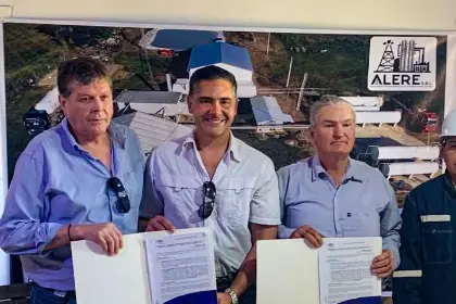 Gobierno firma convenio para que empresa privada importe crudo y produzca combustible en el país