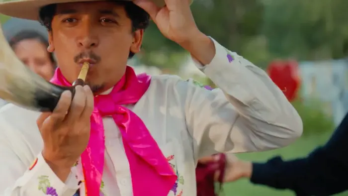 Coplas que pasan de voz en voz, erkes que despiertan recuerdos que anuncia la fiesta  