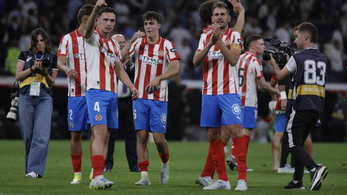 MADRID, 10/04/2026.- Los jugadores del Girona celebran el empate, al término del partido de LaLiga EA Sports que Real Madrid y Girona FC han disputado este viernes en el estadio Santiago Bernabéu. EFE/Juanjo Martín 