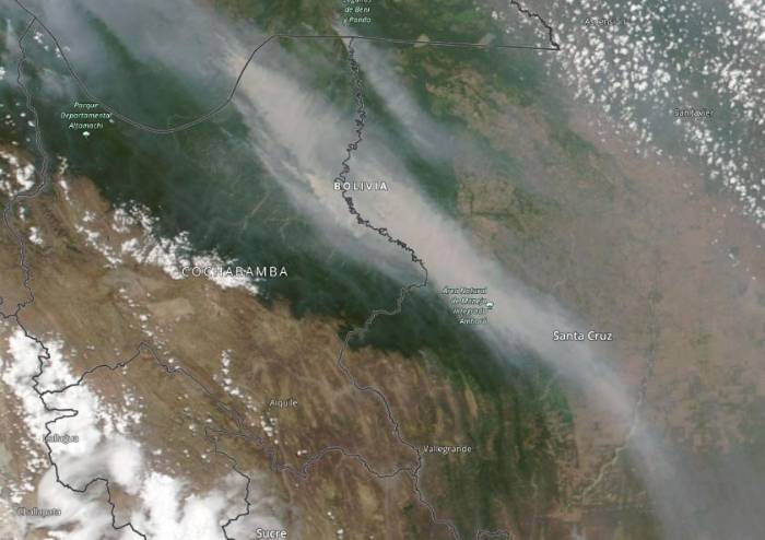 La humareda que afecta a Bolivia vista desde el espacio con un satélite de la NASA