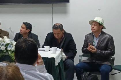 Maestros cruceños anuncian bloqueos y huelga desde el martes 23 de junio por falta de medicamentos en la CNS