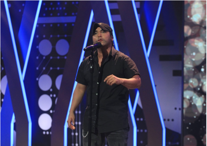El doble de Enrique Iglesias abrió su corazón en el streaming y contó una triste historia