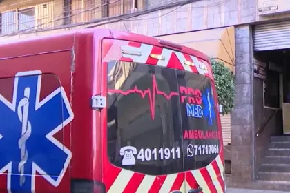 Una mujer cae de un edificio y se electrocuta con los cables de alta tensión en pleno centro de Cochabamba