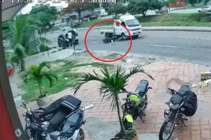 Identifican al motociclista que quedó en estado grave tras ser arrollado por una camioneta después de impactar contra la puerta de un vehículo