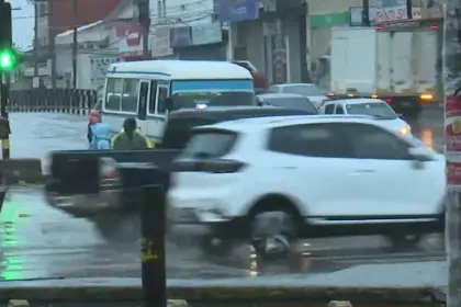 Pocos micros, calles inundadas y árboles caídos ocasionan las lluvias y vientos fuertes en Santa Cruz