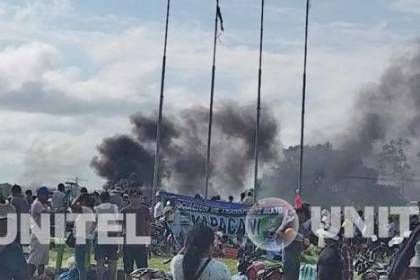 Viajeros reportan violencia en el bloqueo que transportistas cumplen en Yapacaní: “Nos tiraron piedras”