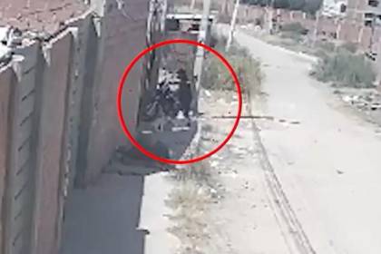 Video: Sujetos forcejean y se llevan una motocicleta que estaba estacionada afuera de un inmueble