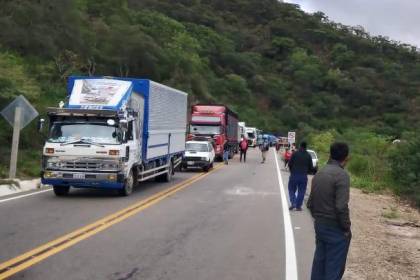 Ruta antigua Santa Cruz - Cochabamba: Carretera a los valles cruceños amanece bloqueada este domingo